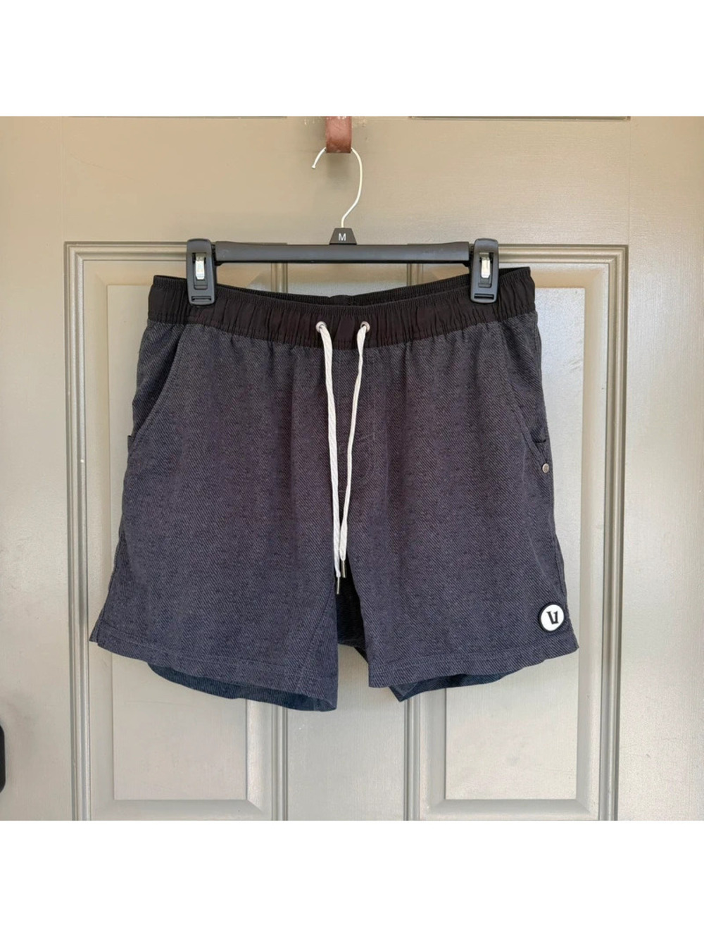 Vuori Mens Kore Short 5" Charcoal Grey Stripe Athletic Gym Size M